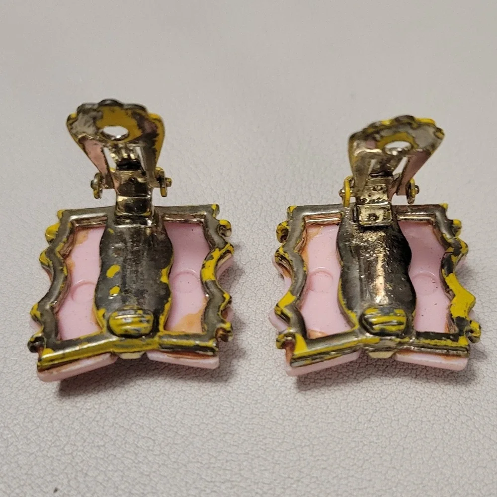 Vintage Unsigned Gold Tone‎ Pink Plastic Wavey Square Clip Earrings AS IS